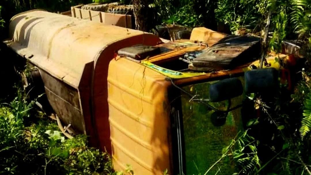 Truk tangki pengangkut CPO yang mengalami kecelakaan tunggal di Jalan Lintas Sintang-Sekadau, Minggu (20/7/2025). (Dok. Ist)