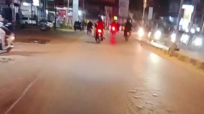 Kondisi salah satu ruas Jalan Lintas Melawi, Kabupaten Sintang, yang dipenuhi debu pekat akibat aktivitas proyek pembangunan. Situasi ini dikeluhkan pengguna jalan karena mengurangi jarak pandang dan berpotensi membahayakan keselamatan. (Dok. Ist)