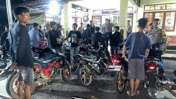 Personel Polsek Sekayam saat memeriksa kelengkapan pengendara dalam operasi razia malam yang digelar di Kecamatan Sekayam, Kabupaten Sanggau, Sabtu (19/7/2025). (Dok. Ist)