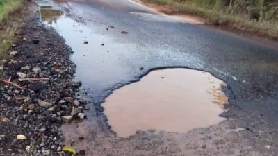 Kondisi lubang besar dan tergenang air di ruas jalan Kecamatan Simpang Hulu, dari arah Simpang Dua menuju Balai Berkuak, yang telah memakan banyak korban luka. (Dok. Ist)