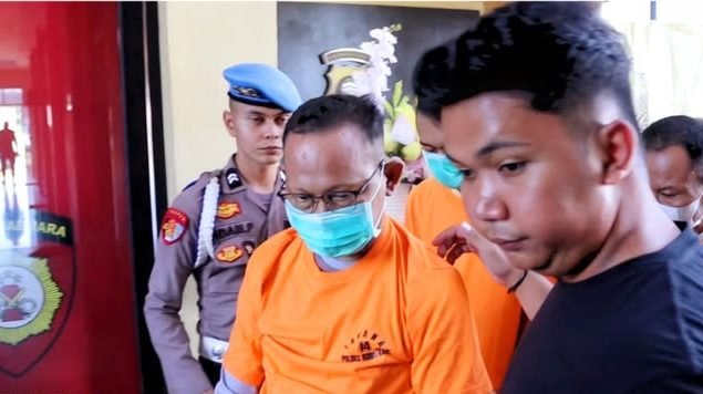 Oknum pimpinan ponpes berinisial NK (tengah) saat diamankan oleh aparat kepolisian Polres Kubu Raya terkait dugaan pencabulan terhadap santrinya. (Dok. Ist)