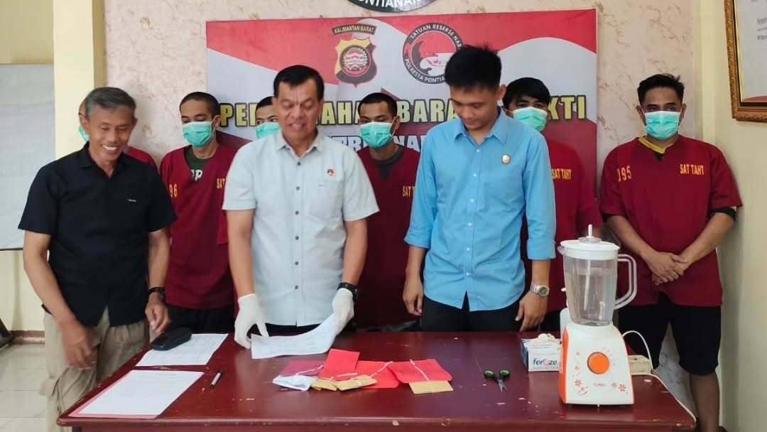 Kasat Resnarkoba Polresta Pontianak, AKP Batman Pandia, menunjukkan barang bukti sabu seberat 36,17 gram sebelum dimusnahkan di Mapolresta Pontianak, Kamis (24/7/2025). (Dok. Ist)