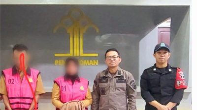 Kepala Desa dan Bendahara Desa Lubuk Pengail resmi menjadi tahanan Kejaksaan Negeri Kapuas Hulu setelah ditetapkan sebagai tersangka kasus korupsi dana desa. (Dok. Ist)