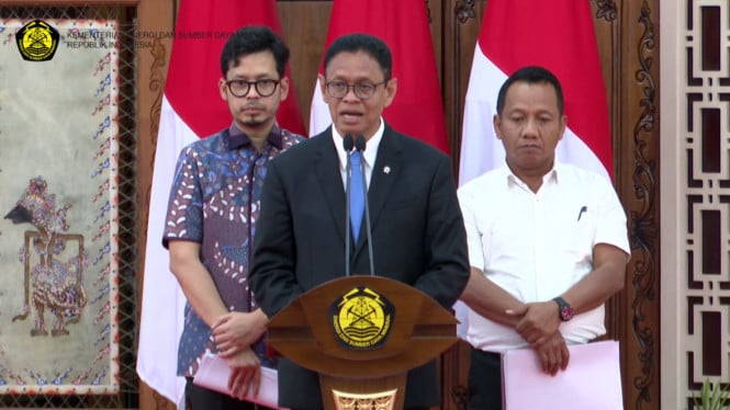Wakil Menteri ESDM Yuliot Tanjung memberikan keterangan pers terkait legalisasi sumur minyak rakyat, Rabu (2/7/2025). Foto: Kementerian ESDM