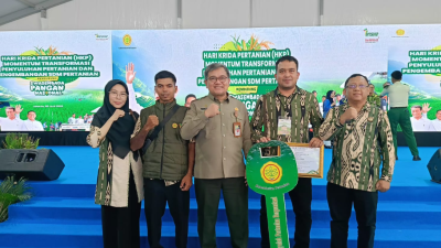 Menteri Pertanian Andi Amran Sulaiman menyerahkan penghargaan kepada Darma Irawan, penyuluh asal Sambas, di Jakarta. (Dok. Ist)