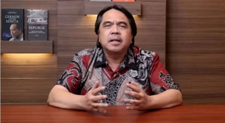 Politisi PSI Ade Armando saat memberikan opini terkait Ketua Umum PDIP Megawati Soekarnoputri di akun YouTube resminya. (Dok. Ist)