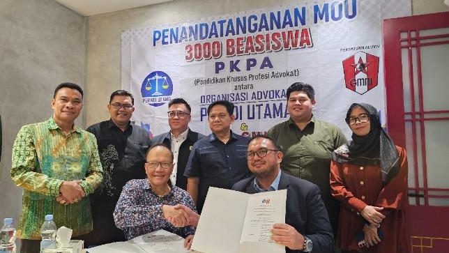 Ketua Harian DPP PA GMNI, Arudji Wahyono, dan Ketua Umum Peradi Utama, Hardi Fardiansyah, saat menandatangani nota kesepahaman (MoU) program beasiswa PKPA di Jakarta, Sabtu (19/7/2025). (Dok. Ist)