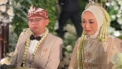 "Tiga orang tewas dalam kerumunan di pesta pernikahan Wabup Garut, Luthfianisa Putri dan Maula Akbar. "