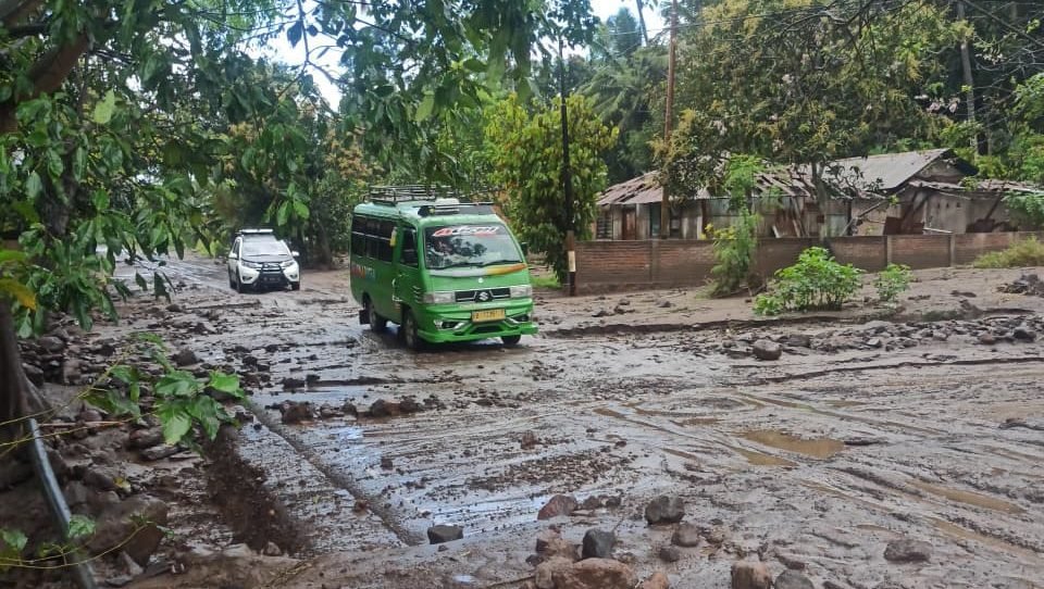 Banjir lahar dingin yang menutup akses di jalan Desa Dulipali, Kecamatan Ileburan, Kabutaoen Flores Timur pada Selasa (29/7). Sumber Foto: BPBD Kabupaten Flores Timur