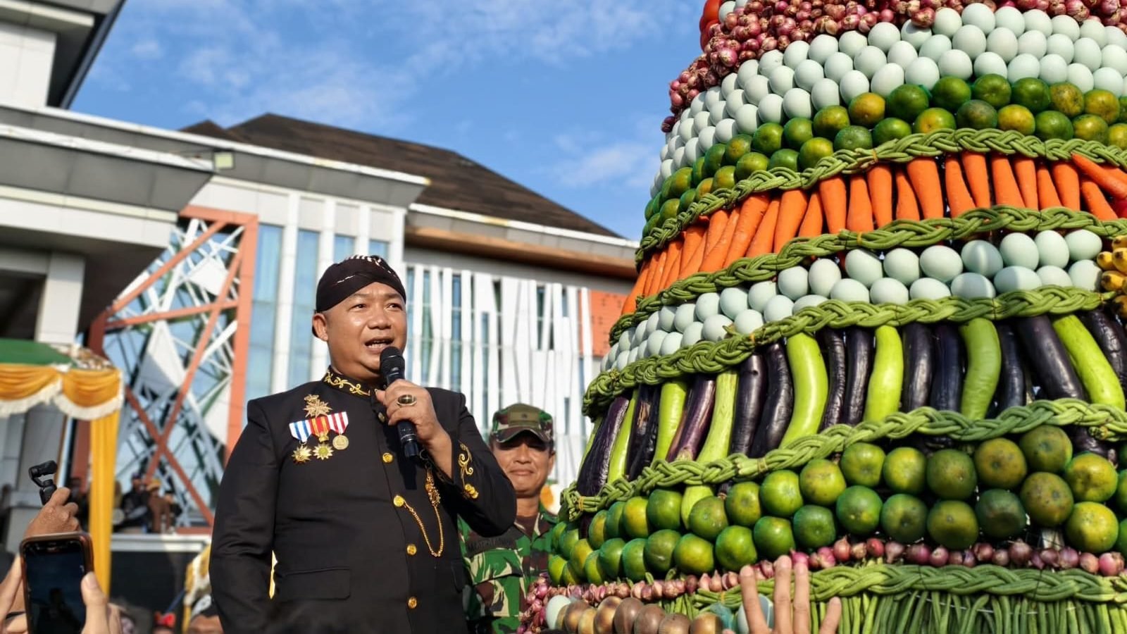 Bupati Ketapang, Alexander Wilyo, secara simbolis menyerahkan gunungan hasil bumi kepada masyarakat dalam puncak perayaan Grebeg Suro 2025 dan HUT ke-28 Paguyuban Keluarga Jawa Kabupaten Ketapang.