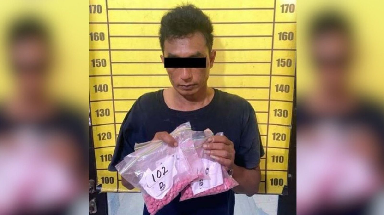 Tersangka TK (36) saat diamankan oleh petugas Satresnarkoba Polres Sintang, bersama barang bukti narkotika jenis ekstasi hasil penangkapan di Jalan Sintang-Pontianak. (Dok. Ist)