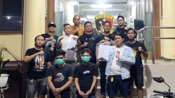 Kedua pelaku dan barang bukti berupa dua pucuk senjata api rakitan beserta amunisi yang berhasil diamankan dari pengembangan kasus curanmor dan senpi rakitan di Pontianak. (Dok. Ist)
