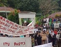 Ratusan Warga Batu Ampar Demo Kantor Desa, Protes Kapal Pengangkut Arang Ditahan Lantamal XII