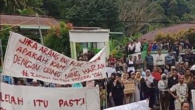 Warga Desa Batu Ampar menggelar aksi damai di depan kantor desa, Senin (7/7/2025), menuntut kejelasan atas penahanan kapal pengangkut arang oleh Lantamal XII. (Dok. Ist)