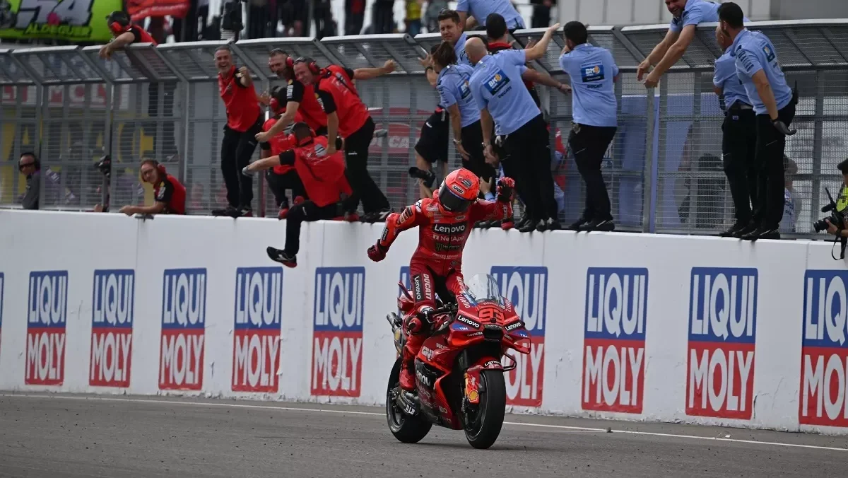Marc Marquez melakukan selebrasi Aura Farming setelah menjuarai MotoGP Jerman 2025 di Sachsenring. (Foto: MotoGP)