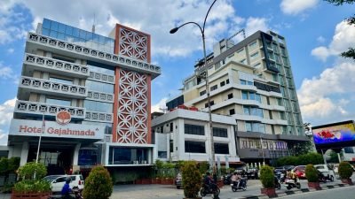 "Tampak depan Hotel Gajahmada dan Hotel Avara di Pontianak"