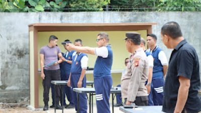 Kapolres Ketapang AKBP Setiadi memberikan arahan teknik menembak kepada personel saat latihan di Lapangan Tembak Polres Ketapang, Jumat (4/7/2025). Foto: HO/Faktakalbar.id