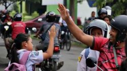 Seorang ayah mengantar anaknya di hari pertama sekolah sebagai bentuk dukungan emosional dan keterlibatan langsung dalam pendidikan anak. (Dok. Ist)