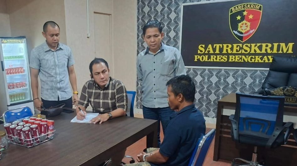 Petugas Polres Bengkayang mengamankan pelaku TO di pada Selasa, (15/7/2025), terkait kasus asusila terhadap anak tirinya di Kecamatan Samalantan. (Dok. Ist)