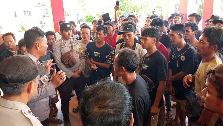 Ratusan warga memadati aula Kantor Camat Bonti saat digelarnya mediasi terkait aktivitas Penambangan Emas Tanpa Izin (PETI). (Dok. Ist)