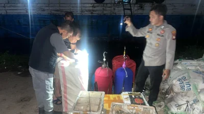 Tim gabungan BKSDA Kalbar dan Polsek Pontianak Utara menunjukkan sejumlah burung langka yang berhasil diamankan dari upaya penyelundupan di dermaga Siantan Hulu, Pontianak. (Dok. Ist)