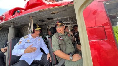 Kepala BNPB Letjen TNI Suharyanto bersama Menteri LHK, Kepala BMKG, dan Gubernur Jambi saat akan melakukan pantauan udara untuk memastikan efektivitas pengendalian karhutla di Provinsi Jambi, Rabu (30/7/2025).
