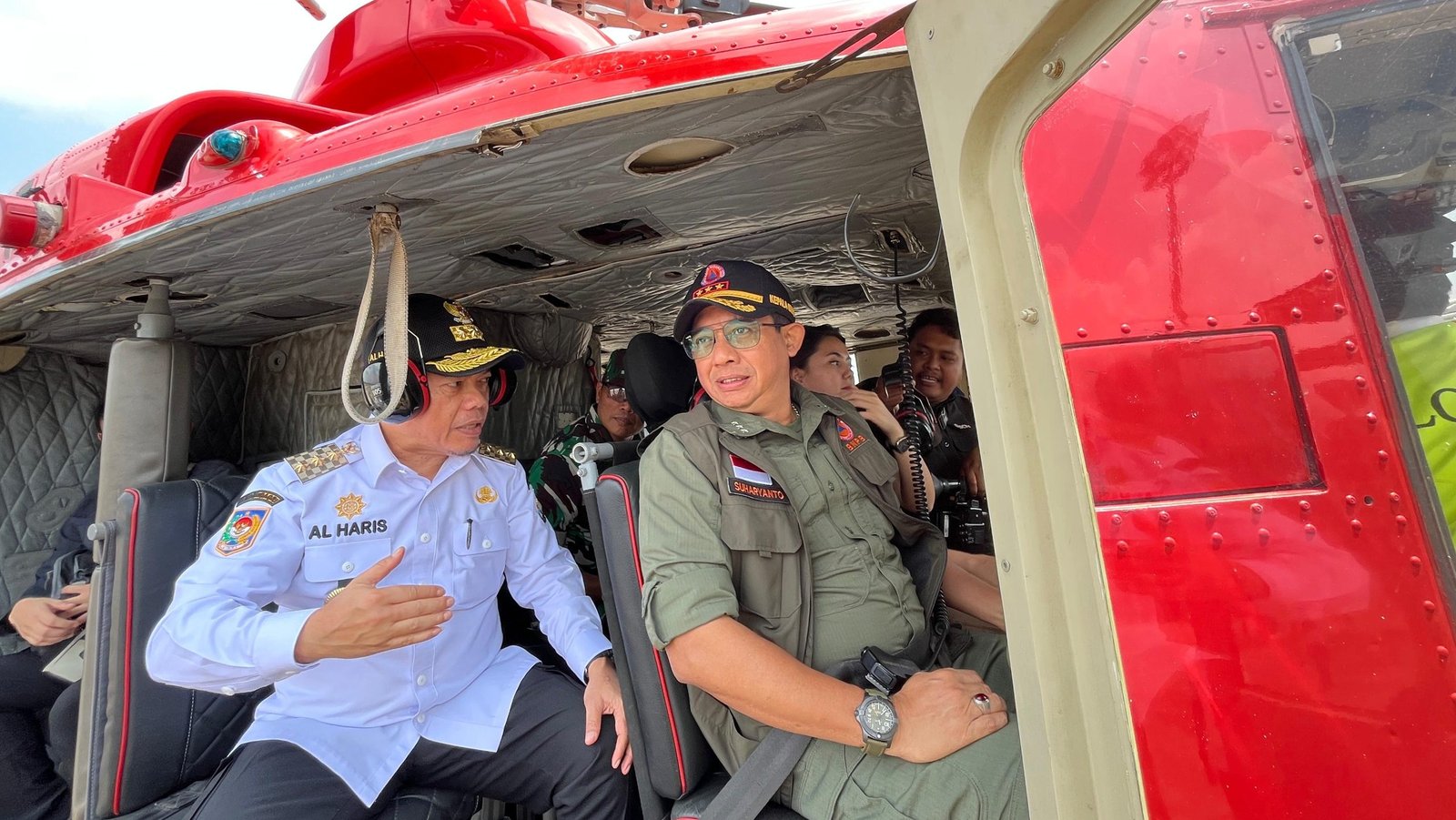 Kepala BNPB Letjen TNI Suharyanto bersama Menteri LHK, Kepala BMKG, dan Gubernur Jambi saat akan melakukan pantauan udara untuk memastikan efektivitas pengendalian karhutla di Provinsi Jambi, Rabu (30/7/2025).