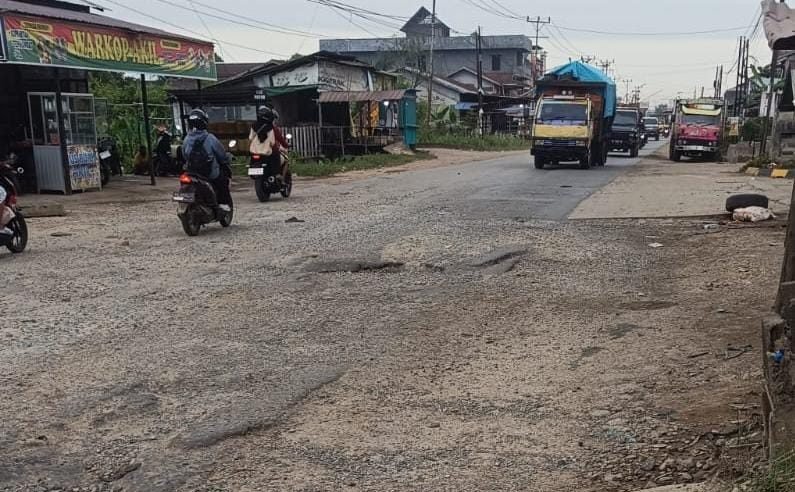 "Kondisi-jalan-rusak-parah-dan-berlubang-di-ruas-Jalan-Trans-Kalimantan-kawasan-Parit-Masigi-Kubu-Raya