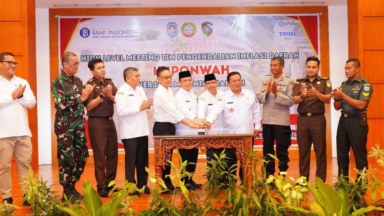 Gubernur Kalbar Ria Norsan bersama Wali Kota Pontianak Edi Kamtono, dan pimpinan daerah lainnya saat meresmikan website TPID KUPONWAH di Gedung Bank Indonesia Kalbar, Rabu (30/7/2025).