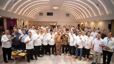 "Foto Bersama Wakil Gubernur Krisantus Kurniawan dan Jajaran KADIN Kalbar Pasca Pembukaan Musyawarah Provinsi Luar Biasa di Pontianak."