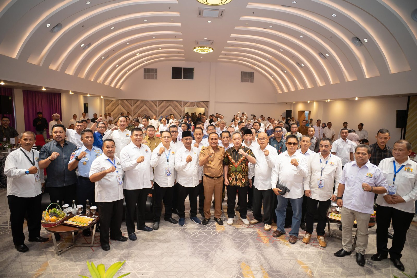 "Foto Bersama Wakil Gubernur Krisantus Kurniawan dan Jajaran KADIN Kalbar Pasca Pembukaan Musyawarah Provinsi Luar Biasa di Pontianak."