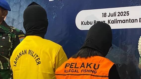 Dua tersangka kasus penyelundupan telur penyu lintas negara yang berhasil diringkus. (Dok. Ist)