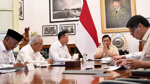 Presiden Prabowo Subianto dalam rapat terbatas membahas percepatan pembangunan Ibu Kota Nusantara (IKN) di Istana Negara. (Dok. Instagram @agusyudhoyono)