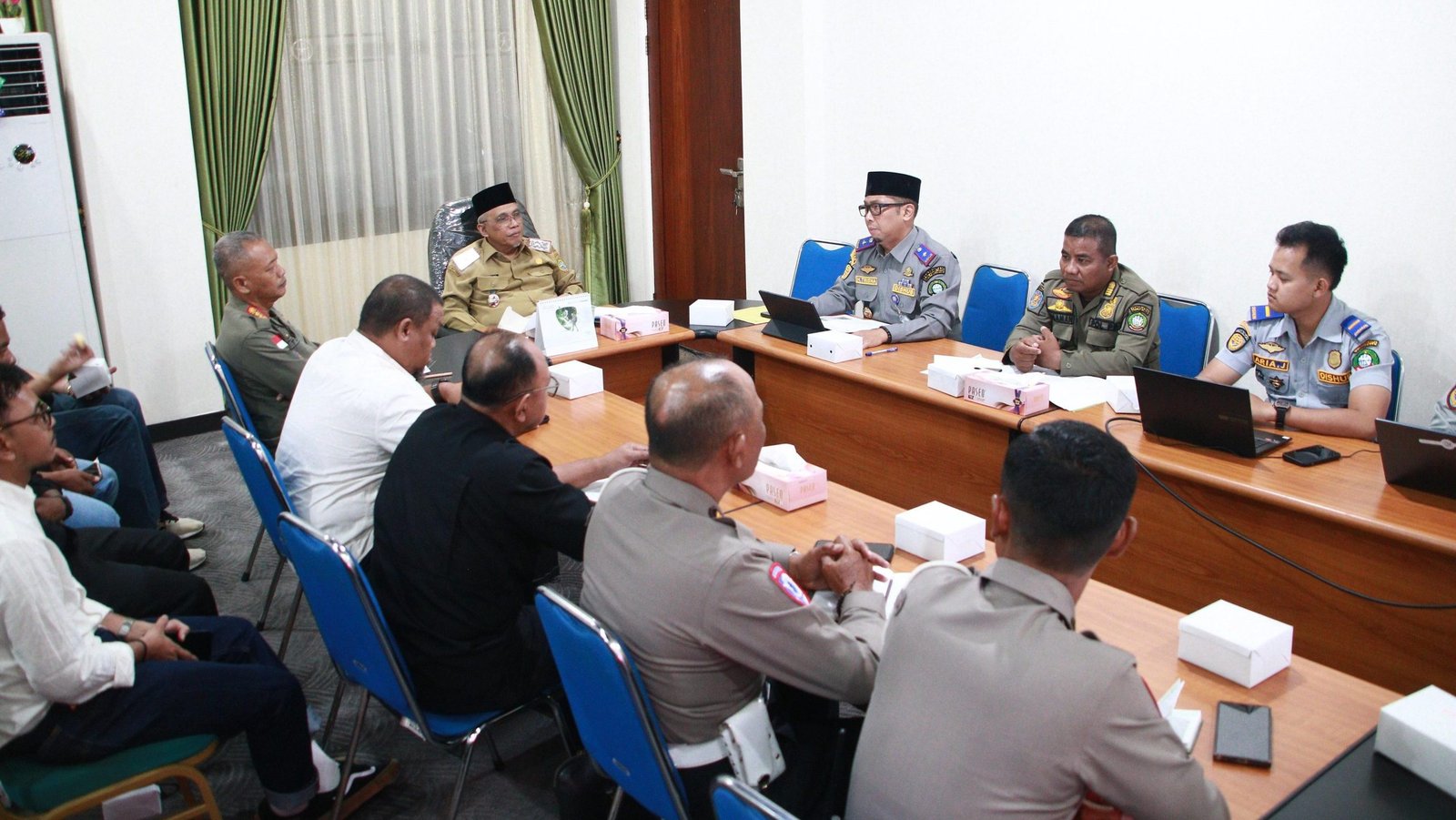 Rapat koordinasi yang dipimpin Sekda Kota Pontianak bersama Dinas Perhubungan, Pertamina, dan pemilik SPBU untuk mencari solusi atas masalah antrean panjang kendaraan di wilayah Pontianak.