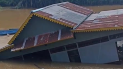 Rumah-warga-yang-ambruk-akibat-longsor-di-tepi-sungai-Mempawah-Timur