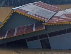 Longsor di Mempawah Timur: Rumah Warga Ambruk ke Sungai, Puluhan Sampan Hanyut