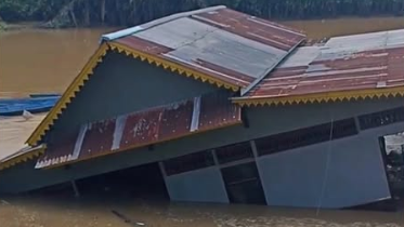 Rumah-warga-yang-ambruk-akibat-longsor-di-tepi-sungai-Mempawah-Timur