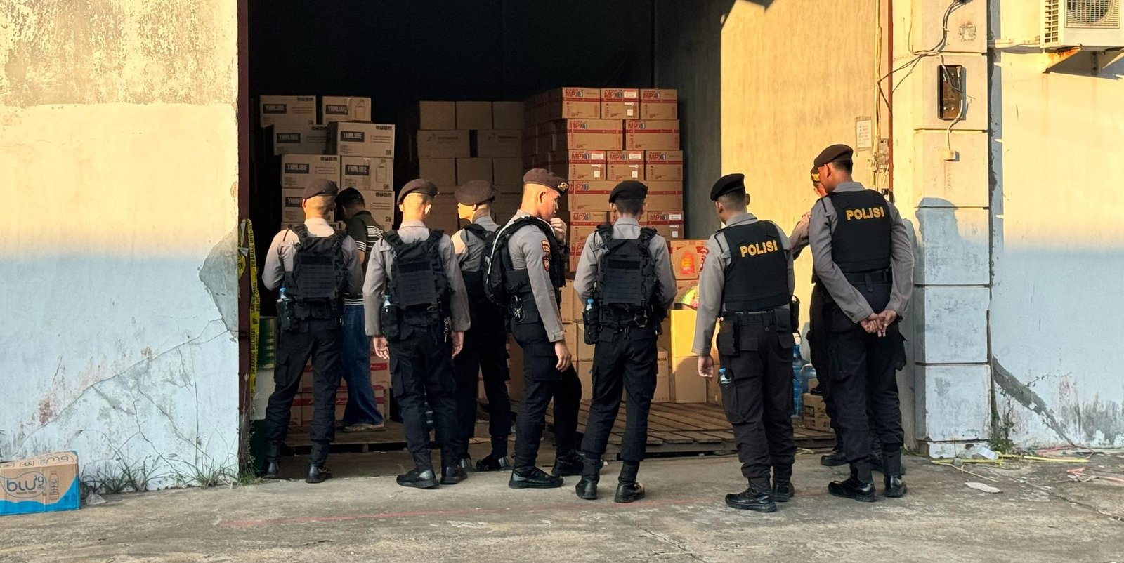 Satgas gabungan saat membongkar gudang penyimpanan oli ilegal di kawasan pergudangan Extra Joss, Kubu Raya. Foto: HO/Faktakalbar.id