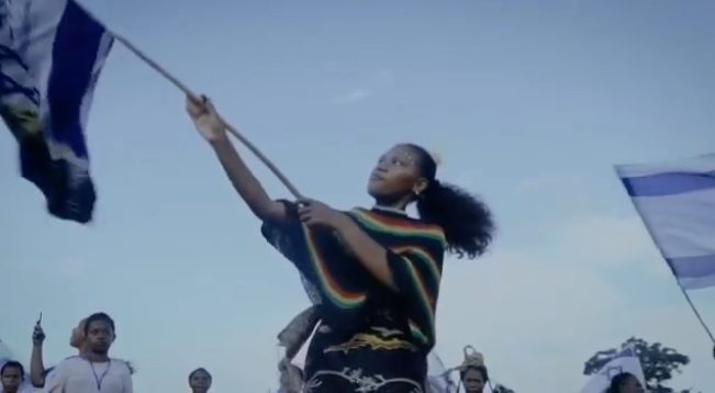 Potongan video lama Merince Kogoya yang memperlihatkan dirinya mengibarkan bendera Israel sambil berdoa, menjadi viral dan memicu kontroversi hingga akhirnya ia dikeluarkan dari ajang Miss Indonesia 2025. Foto: HO/Faktakalbar.id