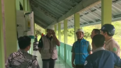 Petugas PLN saat melakukan pemeriksaan sambungan listrik di SMA Negeri 4 Sungai Kakap, Kubu Raya. (Dok. Ist)