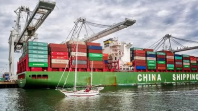 Ilustrasi - kontainer produk asal China yang masuk ke Indonesia. Lonjakan impor dari China dikhawatirkan memengaruhi struktur industri dalam negeri. (Foto: Shutterstock)