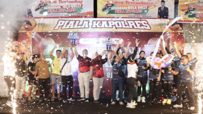 Penyerahan piala juara kepada perwakilan tim pemenang dalam Kejuaraan Voli Piala Kapolres Ketapang 2025. Momen ini menandai puncak acara yang disambut meriah oleh masyarakat. (Dok. Ist)