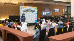 Anak-anak antusias menyimak sesi belajar berbicara di depan kamera bersama praktisi public speaking dalam kegiatan Fun Chem 2025 di Aston Pontianak. Foto: HO/Faktakalbar.id