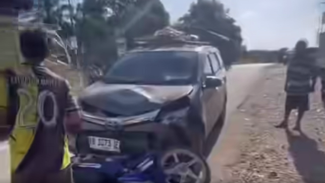 Sepeda motor mengalami kerusakan parah setelah terlibat tabrakan dengan mobil Toyota di Simpang RS Parindu, Kamis (3/7/2025). (Dok: istimewa)