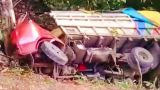 Truk Toyota Dyna terguling di Dusun Sungai Mali, Silat Hilir, akibat keluar dari bahu jalan dan menabrak pohon. Muatan sembako tumpah ke parit. (Foto: Istimewa)