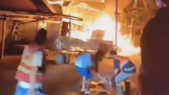 Petugas pemadam kebakaran berusaha memadamkan api yang menghanguskan dua rumah warga di Gang Nelayan, Sungai Pinyuh, Mempawah. (Dok: Istimewa)