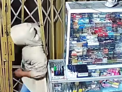 Dua Pria Gasak Isi Toko Pet Shop di Pontianak Timur, Aksi Terekam CCTV