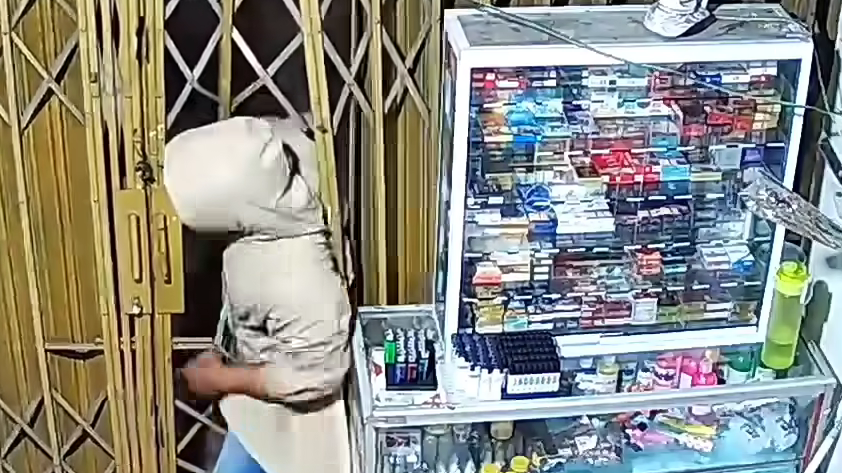 Tangkapan Layar Rekaman CCTV saat dua pria membawa kabur karung berisi barang dagangan dari sebuah toko Pet Shop di Jalan Tanjung Raya 2, Pontianak Timur. (Dok. Ist)