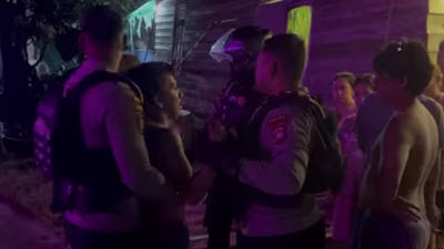 Tim Patroli Garda Khatulistiwa Polda Kalbar saat mengamankan pemuda mabuk yang mengganggu warga di kawasan Parit Demang, Pontianak Selatan. (Dok. Ist)