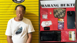 Pelaku IN (kiri) saat diamankan oleh petugas, barang bukti berupa sabu, ekstasi, alat hisap, serta timbangan digital yang berhasil disita Satresnarkoba Polres Landak (Kanan). Dok. Istimewa